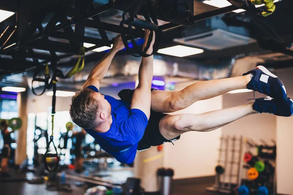 Mann Beim Training Auf Einem Rigg Der Turnhalle Körperliche Leistung — Stockfoto