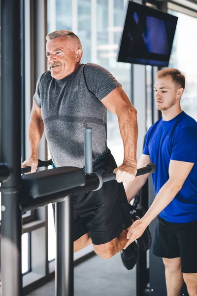 Instruktor Fitness Pomoc Starší Muž Tělocvičně Sport Tělovýchova — Stock fotografie