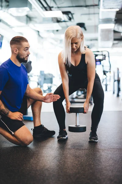 Fitness Trenér Pomáhá Cvičení Žena Tvarování Těla Osobní Trénink — Stock fotografie