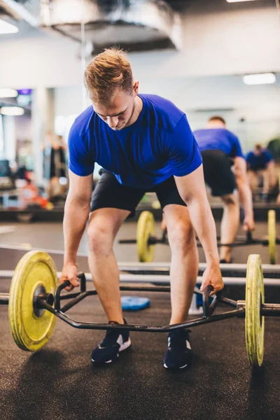 Spor Salonunda Ağırlık Adam Uygun Sportif Yaşam Tarzı Vücut Geliştirme — Stok fotoğraf