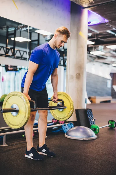 Mann Trainiert Fitnessstudio Stemmt Gewichte Sportlicher Lebensstil Bodybuilding — Stockfoto