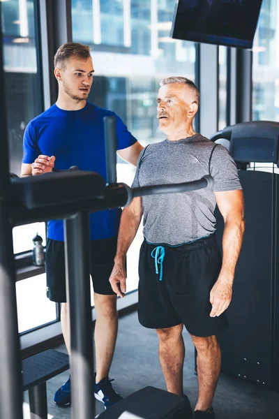 Personal Trainer Gibt Älteren Männern Fitnessstudio Anweisungen Körperliche Aktivität Älterer — Stockfoto