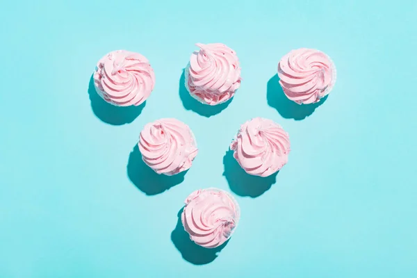 Rosa Cupcakes Auf Pastellblauem Hintergrund Minimalismus — Stockfoto