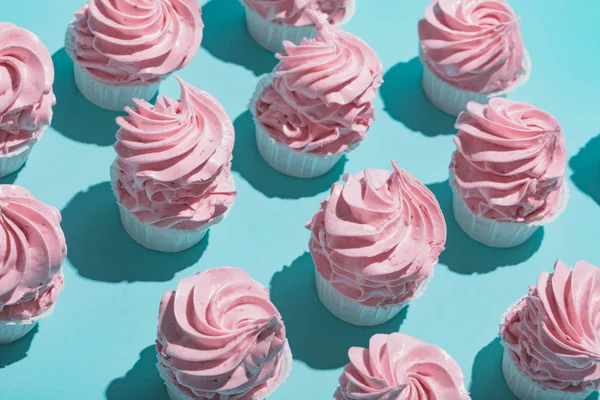 Rosa Cupcakes Auf Pastellblauem Hintergrund Minimalismus — Stockfoto