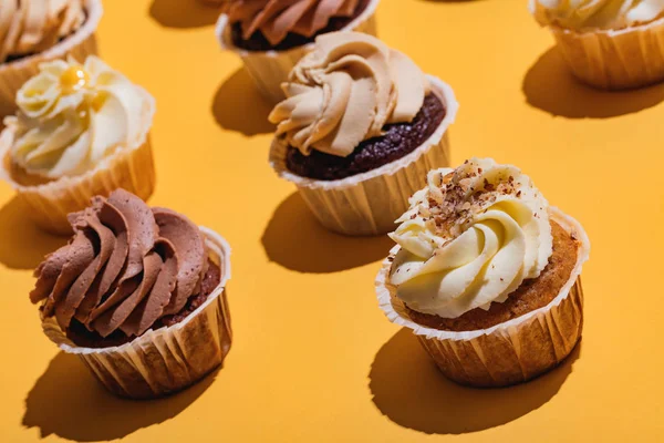 Cupcakes Auf Gelbem Hintergrund Leckereien — Stockfoto