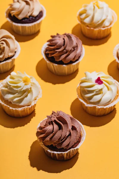 Cupcakes Auf Gelbem Hintergrund Leckereien — Stockfoto