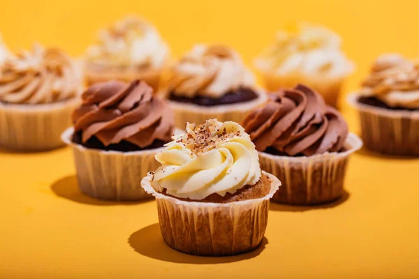 Cupcakes Gul Bakgrund Läckra Godsaker — Stockfoto