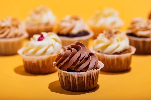 Cupcake Dengan Latar Belakang Kuning Nikmat Memperlakukan — Stok Foto