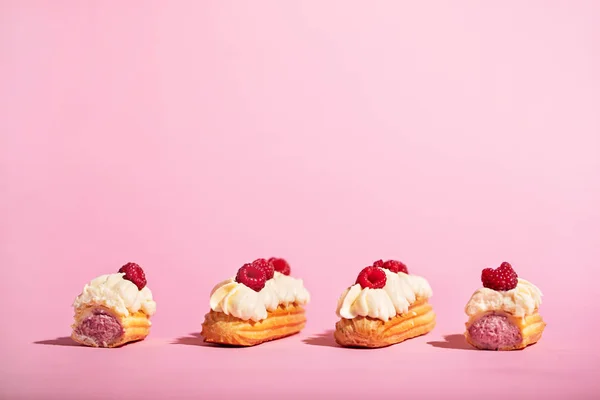 Málna Rózsaszín Háttér Színes Eclairs — Stock Fotó