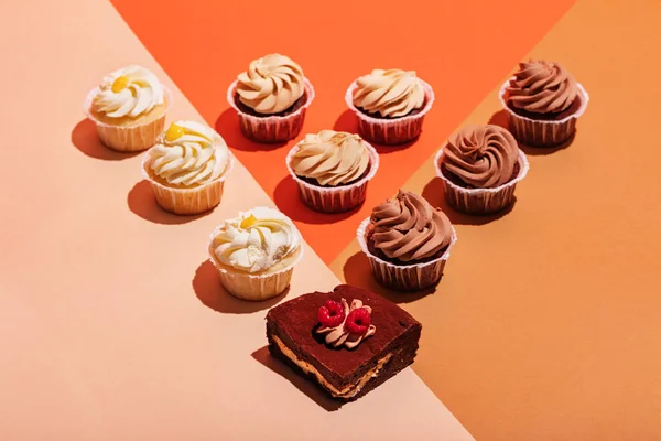 Cupcakes Auf Gelbem Hintergrund Leckereien — Stockfoto