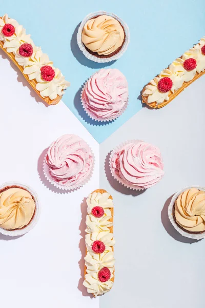 Eclairs Och Muffins Pastell Geometriska Sammansättning Färgglada Dekorerade Desserter — Stockfoto