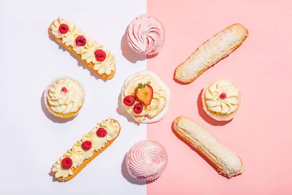 Eclairs Und Muffins Pastellfarbener Geometrischer Komposition Bunt Dekorierte Desserts — Stockfoto