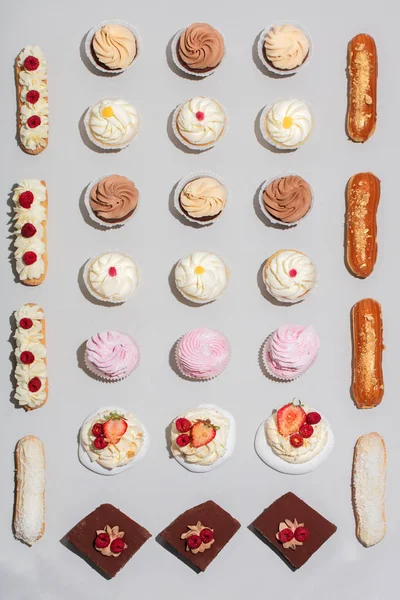 Muffin Eclairs Torte Sfondo Grigio — Foto Stock