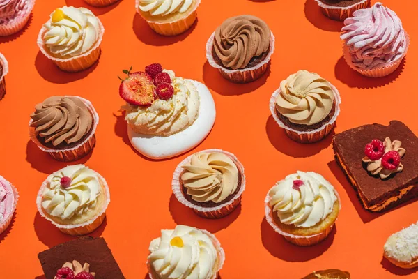 Bunte Cupcakes Reihen Auf Orangefarbenem Hintergrund Süße Leckere Desserts — Stockfoto