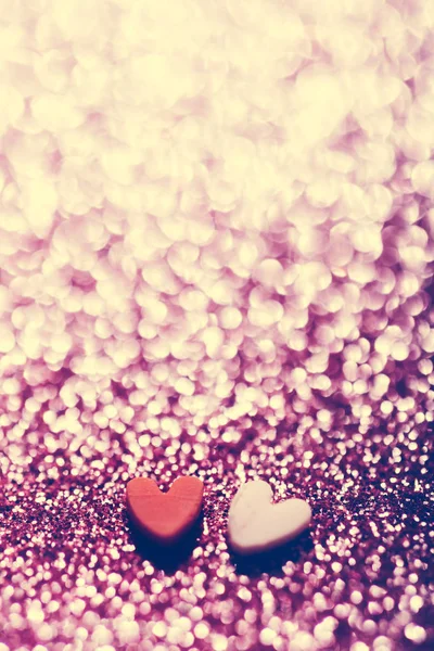 两颗心在粉红色闪闪发光的背景 情人节 庆祝爱情 浪漫的背景 — 图库照片