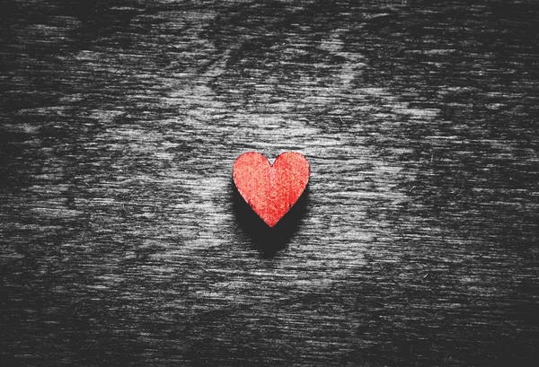 Rött Trä Hjärta Svart Trä Bakgrund Symbolen För Kärlek Alla — Stockfoto