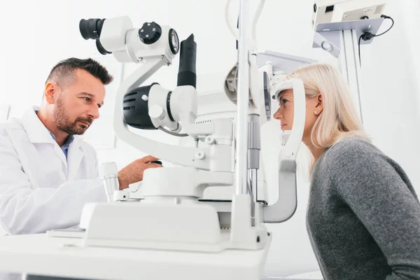 Optician Checking Woman Eyesight Special Equipment Medicine Healthcare — Stock Photo, Image