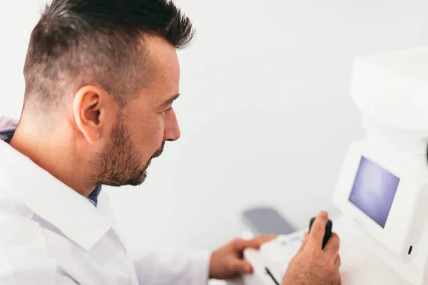 Optiker Untersucht Das Auge Seines Patienten Einem Gerät Professionelle Medizinische — Stockfoto