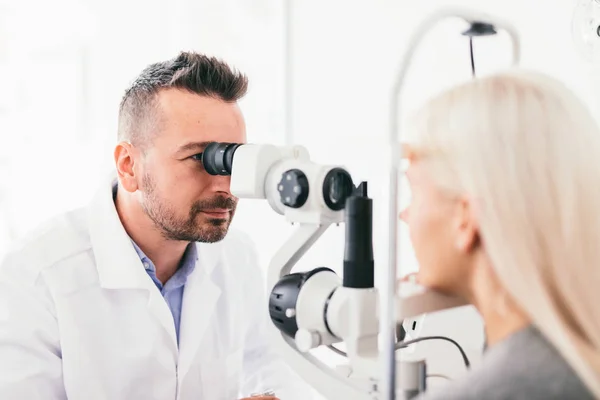 Optician Examining His Patients Eyesight Healthcare Professional Medical Equipment — Stock Photo, Image