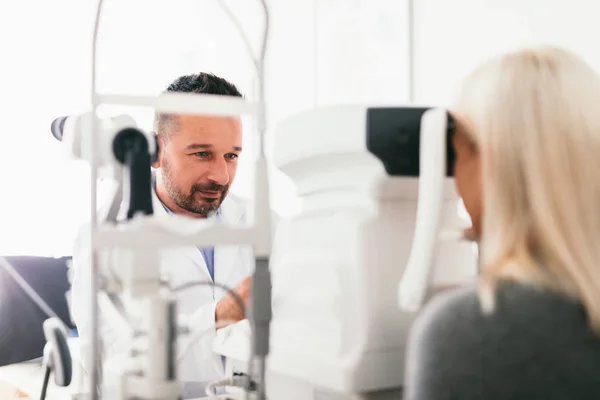 Óptico Examinando Los Ojos Paciente Oftamología Revisión Vista — Foto de Stock