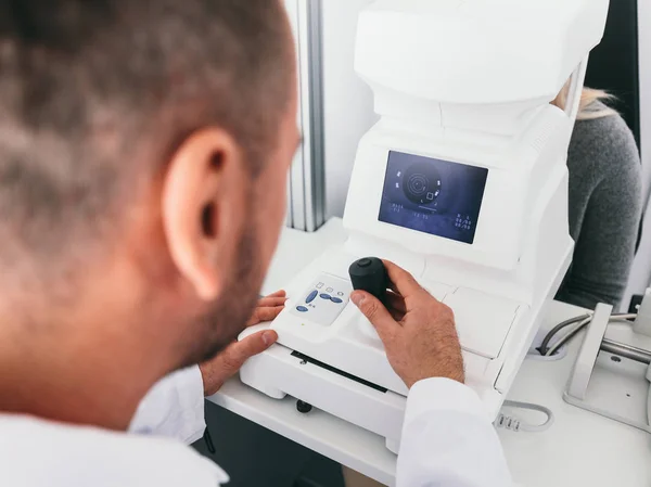 眼鏡マシンで彼の患者の目をチェックします 医療ビジョン検査 — ストック写真