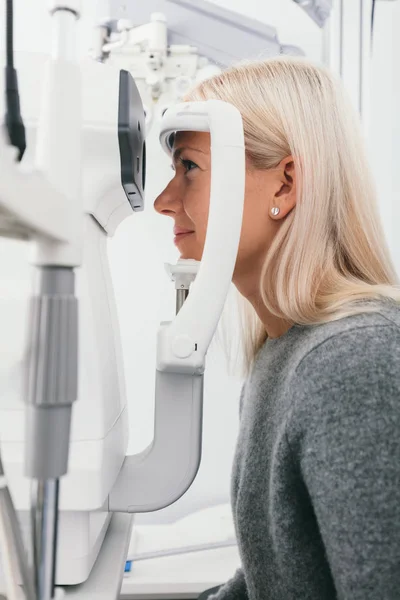 Γυναίκα Λήψη Τεστ Όρασης Στο Γραφείο Του Οπτικού Υγειονομική Περίθαλψη — Φωτογραφία Αρχείου