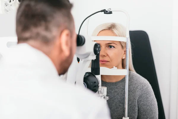 Mulher Submetida Exame Visual Consultório Oftalmologista Oftalmologia Exame Tratamento Visão — Fotografia de Stock