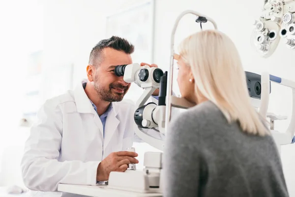 Óptico Examinando Los Ojos Mujer Con Una Máquina Cuidado Vista — Foto de Stock
