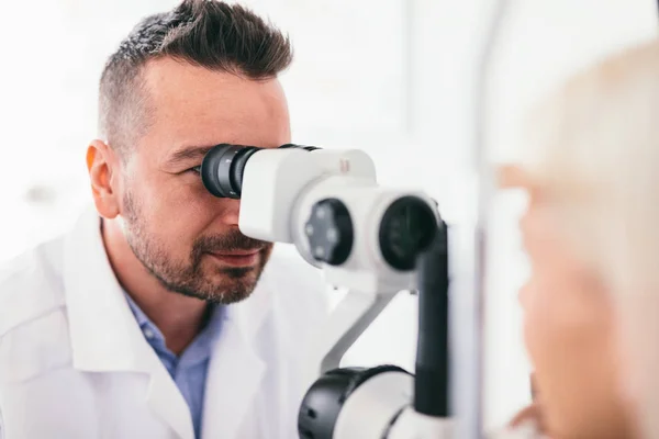 Óptico Revisando Los Ojos Paciente Examen Médico Máquina Óptica Profesional — Foto de Stock