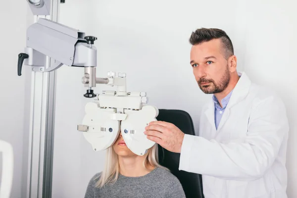 Opticida Verificar Visão Uma Mulher Numa Máquina Exame Médico Diagnóstico — Fotografia de Stock