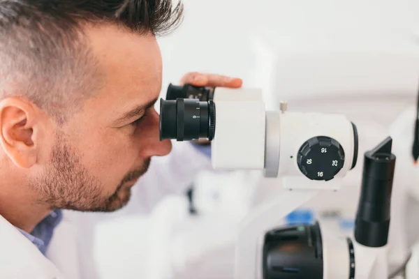 Óptico Mirando Dispositivo Óptico Revisando Los Ojos Paciente Especialista Médico —  Fotos de Stock