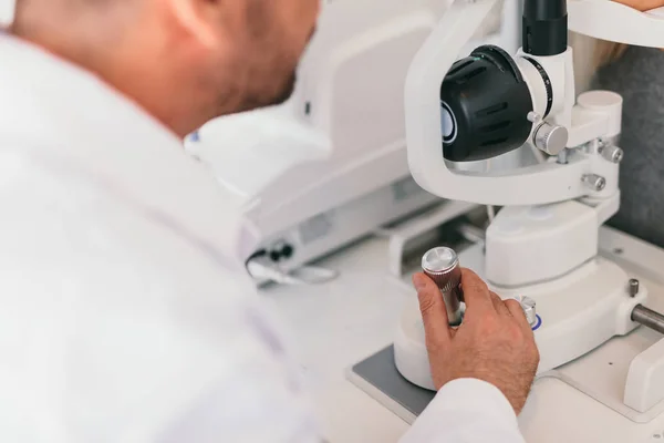 Доктор Керує Оптичною Машиною Медичний Огляд Офтальмологія Офтальмологія — стокове фото