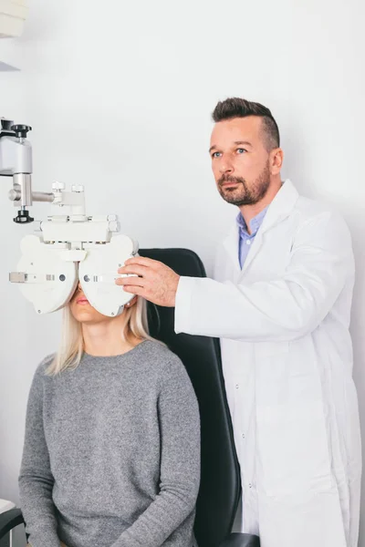 Doutor Examinando Visão Mulher Com Equipamento Especial Teste Médico Oftalmologia — Fotografia de Stock