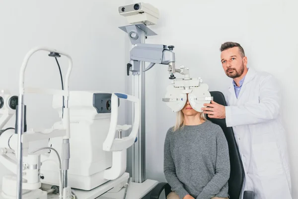 Göz Doktoru Hastanın Gözleri Bir Makine Üzerinde Kontrol Optometri Tıbbi — Stok fotoğraf