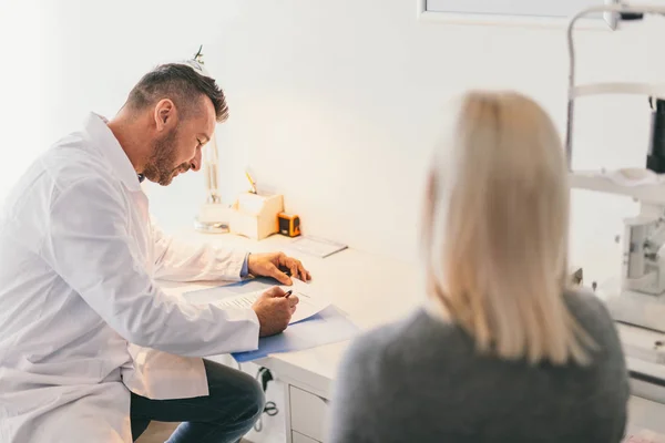 Médico Llenando Cuestionario Médico Con Paciente Tratamiento Médico Diagnóstico — Foto de Stock