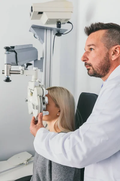 Lekarza Przeprowadzającego Badanie Wzroku Pacjenta Okulistyka Diagnostyki Oraz Leczenia — Zdjęcie stockowe