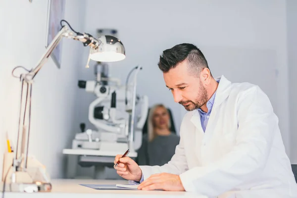 Médico Que Perscribe Tratamiento Para Paciente Despacho Ópticos Consulta Médica — Foto de Stock