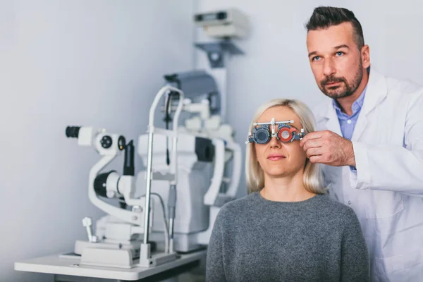 Olhos Mulher Examinadora Diagnóstico Visual Exame Médico — Fotografia de Stock