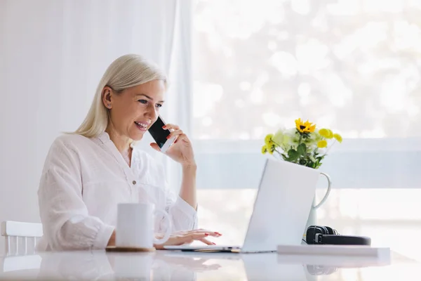 Kobieta Rozmawia Przez Telefon Pomocą Laptopa Pracy Pracy Domu Nieetatowy — Zdjęcie stockowe