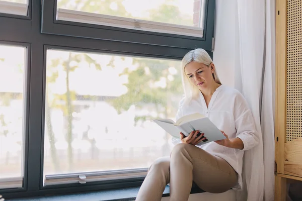 Frau Liest Buch Hause Fenster Bildung Studium Entspannung Freizeit Unterhaltung — Stockfoto