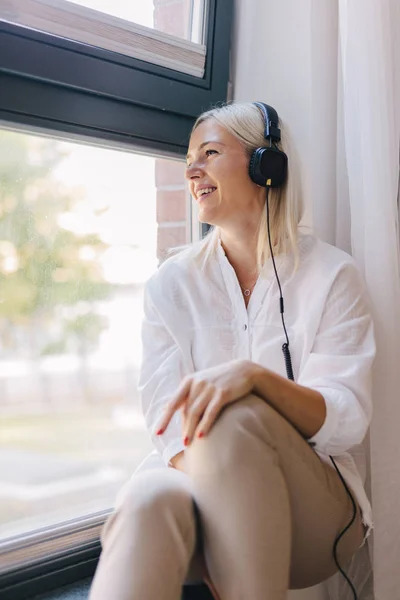 Mulher Feliz Ouvir Música Olhar Pela Janela Tempo Livre Relaxamento — Fotografia de Stock