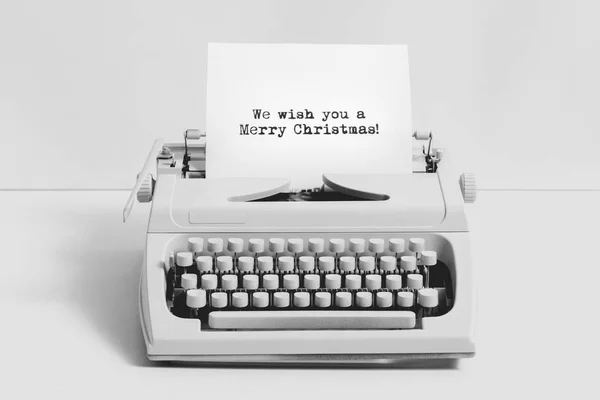 Kerstmis Wensen Schriftelijk Een Oude Schrijfmachine Witte Achtergrond Minimalistische Concept — Stockfoto