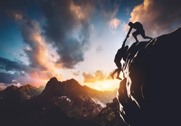 Чорні Силуети Пішохідних Туристів Горах Драматичному Заході Сонця — стокове фото
