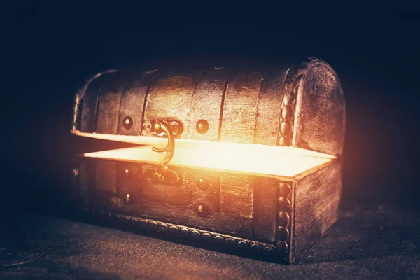 Ancient Wooden Box Glowing Light — Stock Photo, Image