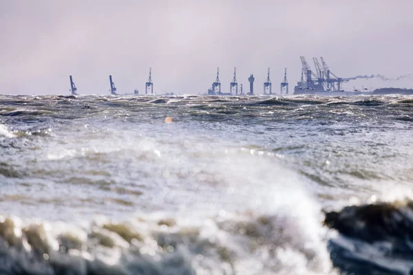 Θυελλώδης Θάλασσα Και Βιομηχανικό Τοπίο Στο Παρασκήνιο Gdynia Πολωνία Βαλτική — Φωτογραφία Αρχείου
