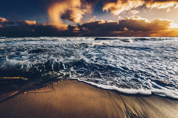 Bulutlu Gün Batımında Kumlu Sahilde Dalgalar Dramatik Deniz — Stok fotoğraf