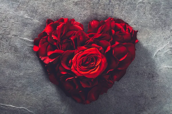 Czerwone Róże Kształcie Serca Szarym Tle Kamień — Zdjęcie stockowe