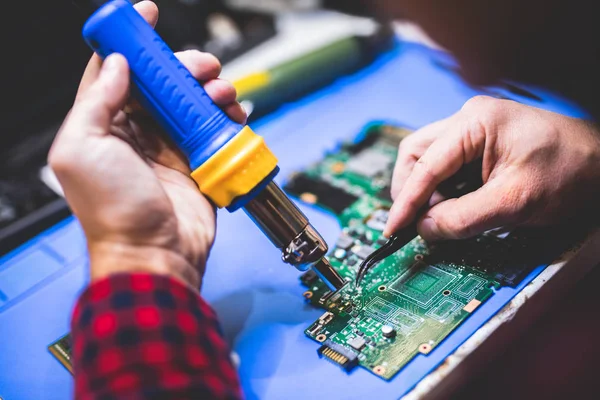 Close View Specialist Fixing Main Board Computer — Stock Photo, Image