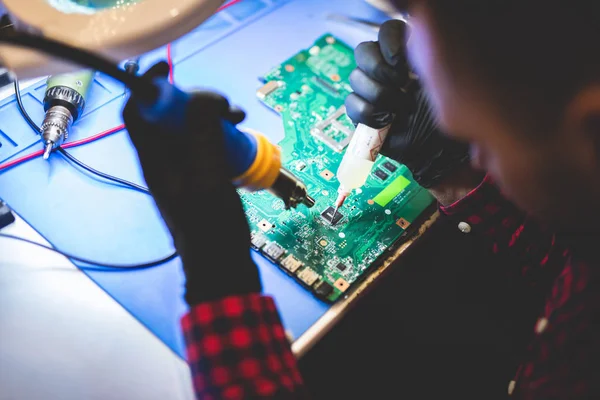 Vista Cercana Del Hombre Que Repara Placa Cpu Del Ordenador —  Fotos de Stock