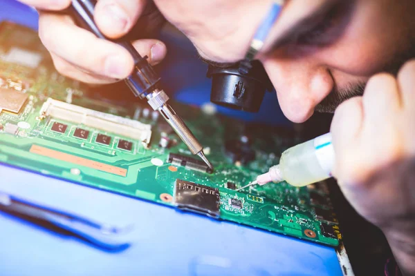 Trabalhador Reparando Placa Principal Computador Serviço Técnico Profissional Tecnologia — Fotografia de Stock